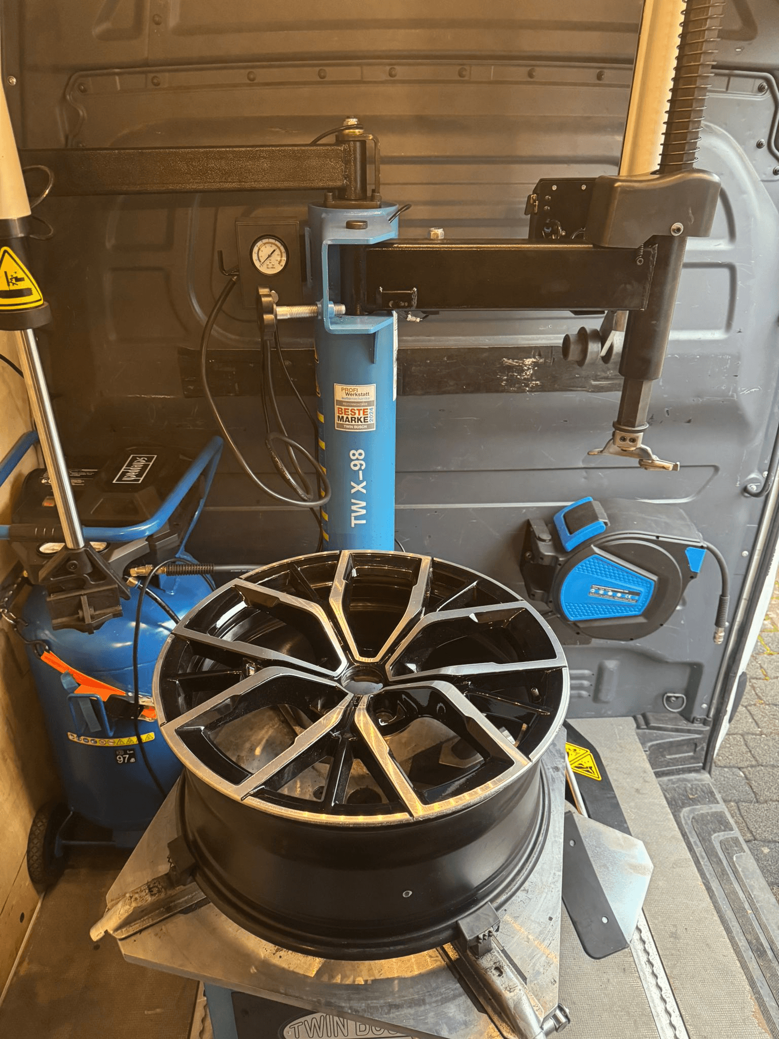 Reifenmontage – Werkzeuge & Servicefahrzeug